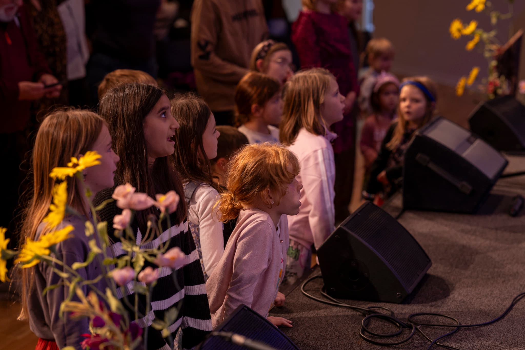 Varios niños participan juntos en una actividad de la iglesia infantil