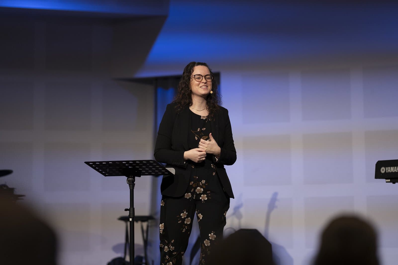 Anne-Mette Fredegod, leitende Pastorin der Kirken ACTS Vejle, spricht auf der Bühne
