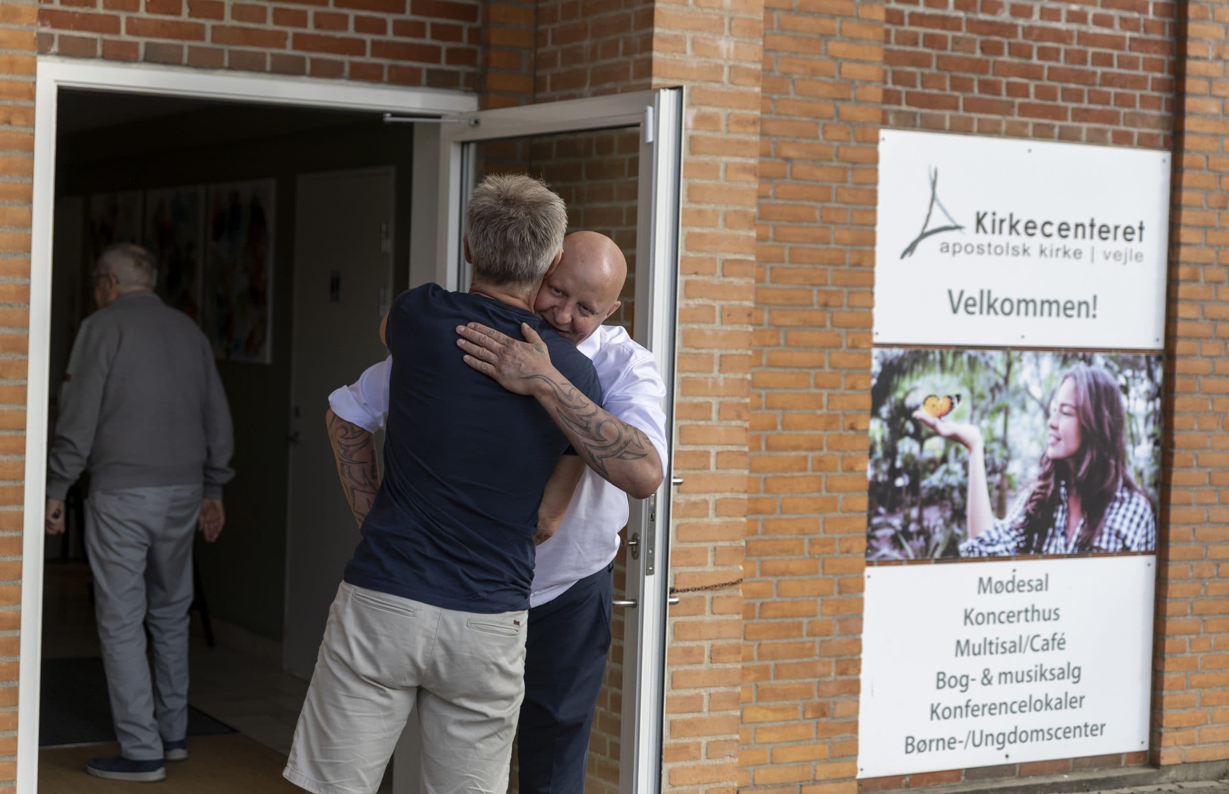 Se recibe a los visitantes en la entrada de la iglesia